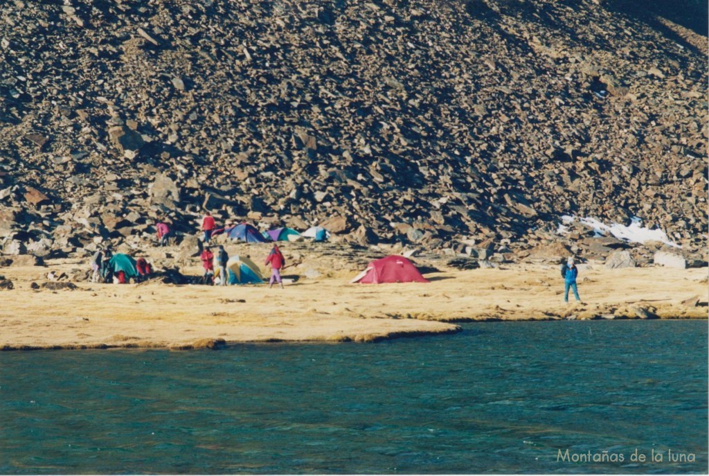 Campamento junto a la Laguna Hondera